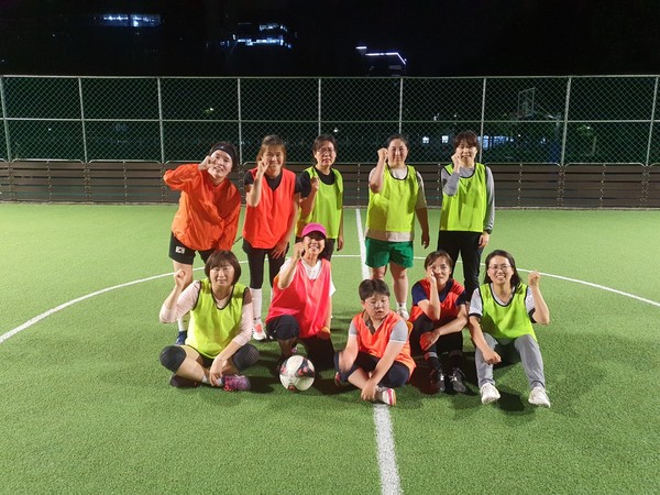 열정적으로 뛰는 사람들이 있으니 나도 ‘찰랄라’ 공을 차보리라. @사진=찰랄라 풋살단