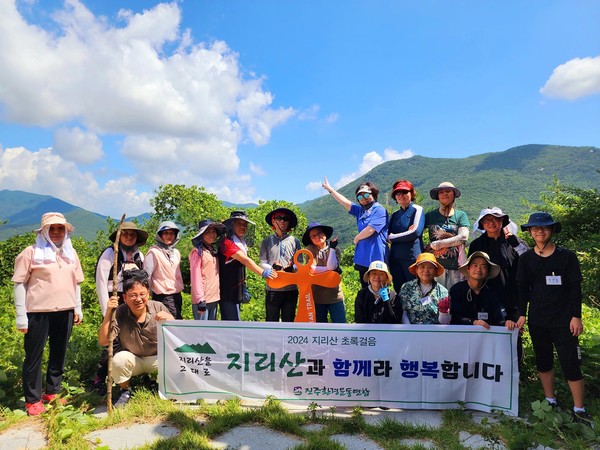 운리에서 백운동으로 향하는 임도 전망대에서 둘레길 상징물 ‘벅수’와 함께...