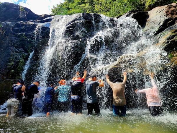 폭포수 물방방이를 죽비처럼 맞으며 물 안마를...