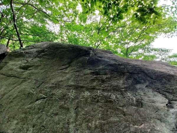  남명 선생이 신발과 지팡이를 놓아두고 쉬었다는 ‘남명선생장구지소’