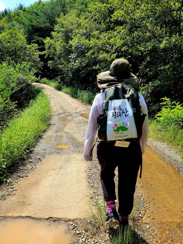 초록의 둘레길과 너무 잘 어울리는 ‘고마워요 지리산’ 초록걸음 배낭 깃발