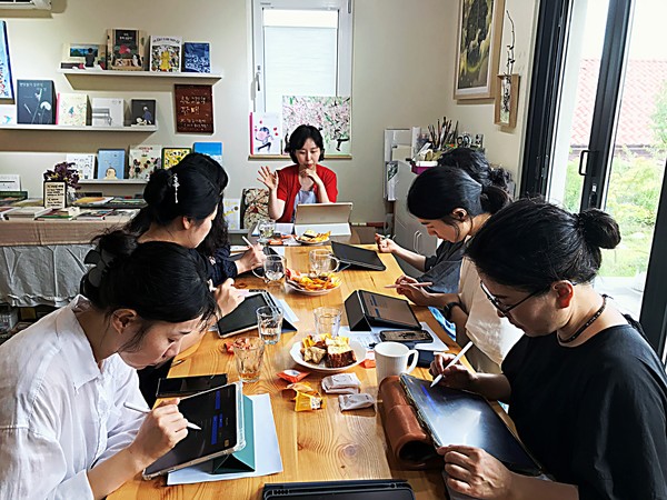 달샘그림책방에서 ‘소소하이 작가와 함께하는 디지털드로잉’ 수업 모습 @양미선