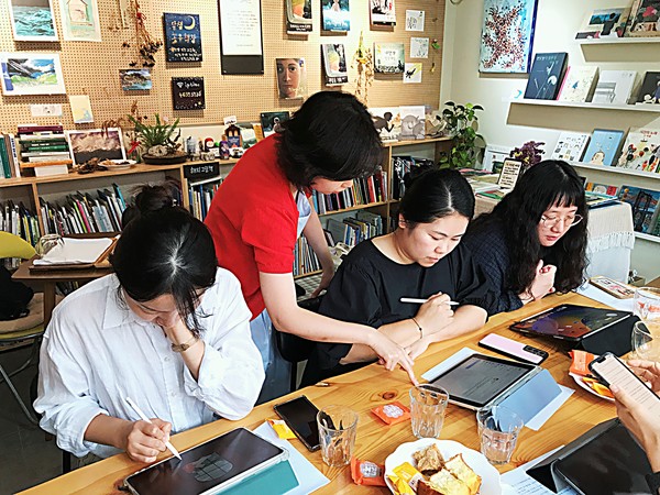 달샘그림책방에서 ‘소소하이 작가와 함께하는 디지털드로잉’ 수업 모습 @양미선