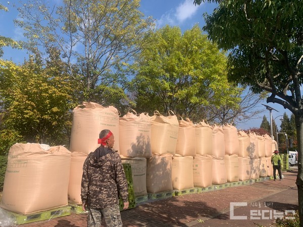 경남 농민들이 경남도 서부청사에서 나락 40톤을 적재하며, 쌀값보장을 요구했다. 