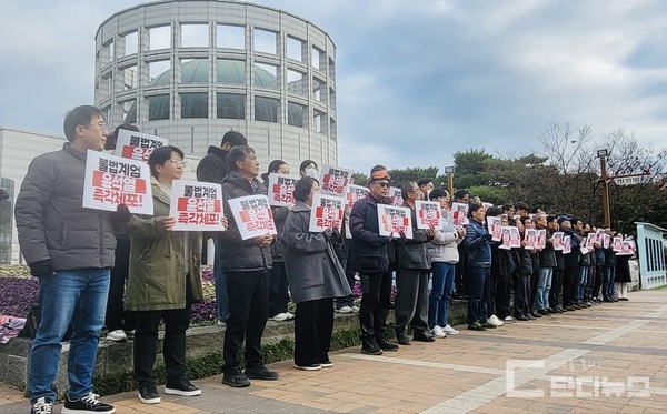 4일 오전 9시 진주시청 앞에서 진주시민들이 모여 “불법계엄 윤석열 즉각체포”를 촉구하고 나섰다.