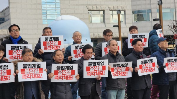 4일 진주시청 앞에 모여 윤석열 대통령의 위헌적 비상계엄 선포를 강력히 규탄했다.