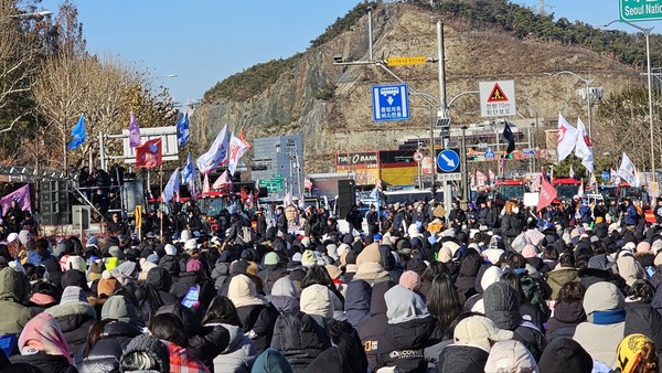 전봉준 투쟁단 농민들이 고립 소식이 전해지자 청년과 시민들이 함께 농성장을 찾아와 32시간 밤을 세워가며 투쟁을 이어나갔다. (사진제공 진주시농민회)