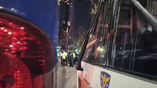 전봉준 투쟁단 농민들이 고립 소식이 전해지자 청년과 시민들이 함께 농성장을 찾아와 32시간 밤을 세워가며 투쟁을 이어나갔다. (사진제공 진주시농민회)