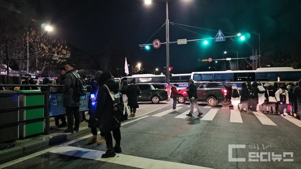 전봉준 투쟁단이 남태령 고개에서 고립되었다는 소식이 전해지자 청년과 시민들이 이곳으로 찾아와 연대의 농성을 이어나갔다(사진제공 진주시농민회)