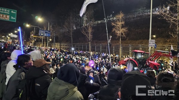 전봉준 투쟁단의 고립 소식이 전해지자 청년과 시민들이 이곳으로 찾아와 연대 농성을 이어나갔다.