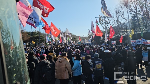 전봉준 투쟁단의 고립 소식이 전해지자 청년과 시민들이 이곳으로 찾아와 연대의 농성을 이어나갔다.