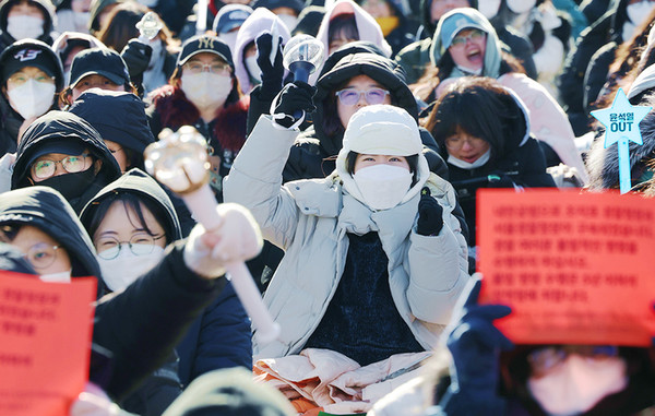 전봉준 투쟁단의 고립소식이 전해지자 청년 시민들이 한걸음에 달려와 연대 투쟁을 이어나갔다. (사진출처 경향신문)