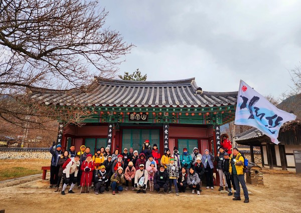 걸음을 시작했던 산천재에서 지리산 깃발과 함께...