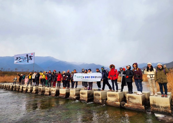 천왕봉 바라보기 명당인 덕천강 돌다리, 근데 구름이 끼어 아쉬움만...