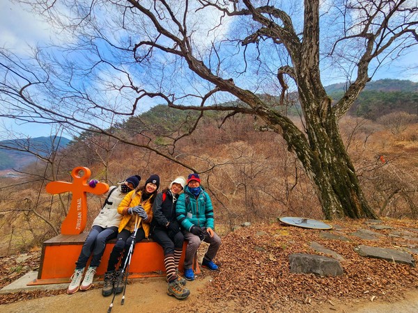 서어나무 옆 지리산 둘레길 상징물 벅수와 함께...