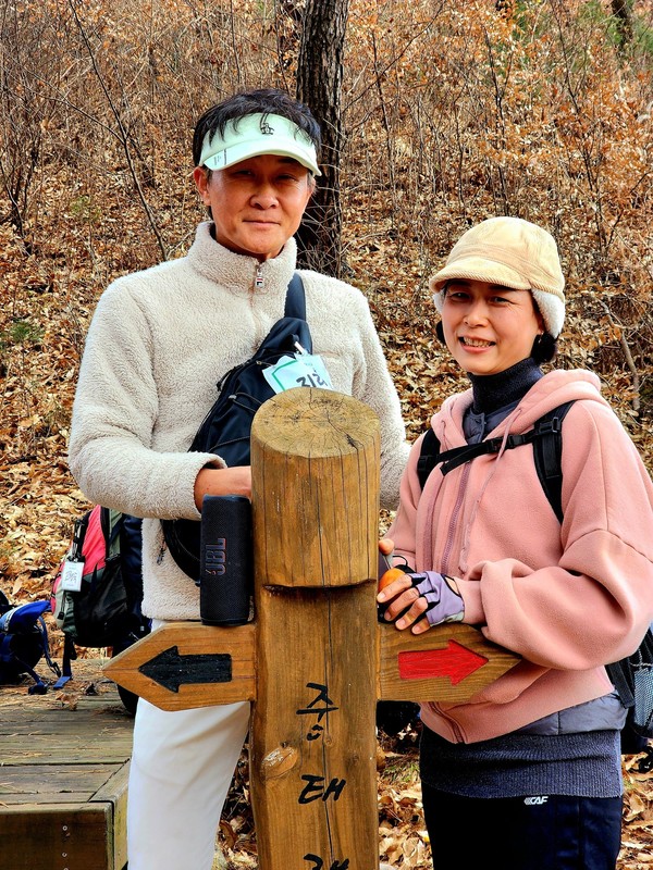 부부는 닮아간다. 그 미소까지?