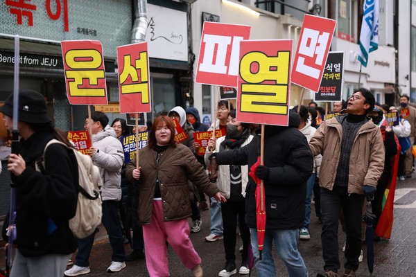 2월의 첫날, 비 예보 소식에도 불구하고 200여 명의 시민들은 어김없이 차없는 거리에 모여  '윤석열 즉각 파면! 18차 진주 시민대회’를 열었다/(사진제공 윤석열퇴진 진주비상행동)