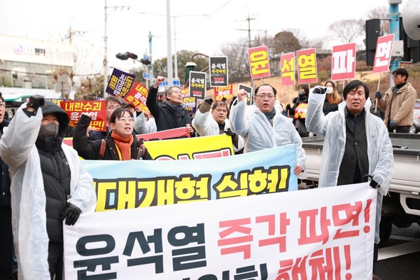 2월의 첫날, 비 예보 소식에도 불구하고 200여 명의 시민들은 어김없이 차없는 거리에 모여  '윤석열 즉각 파면! 18차 진주 시민대회’를 열었다/(사진제공 윤석열퇴진 진주비상행동)