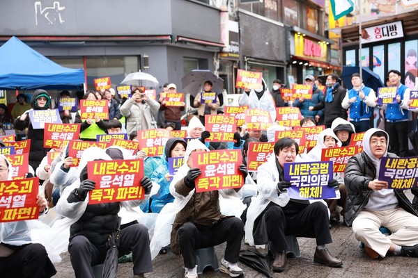 2월의 첫날, 비 예보 소식에도 불구하고 200여 명의 시민들은 어김없이 차없는 거리에 모여  '윤석열 즉각 파면! 18차 진주 시민대회’를 열었다/(사진제공 윤석열퇴진 진주비상행동)