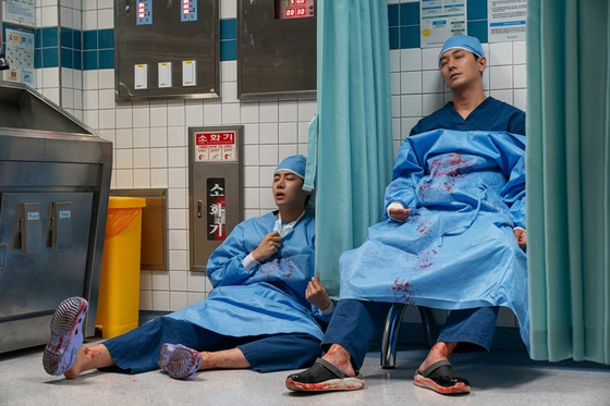 넷플릭스 '중증외상센터'. 주인공 백강혁(배우 주지훈 분) 교수는 이국종 국군대전병원장(전 아주대병원 권역외상센터장)을 모티브로 했다고 알려져 있다. 사진 넷플릭스