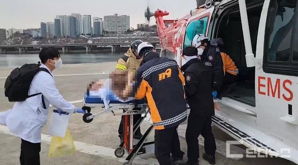 소방당국이 1월30일 대동맥박리 환자인 70대 여성 A씨를 경남 진주에서 서울로  이송하는 모습 ⓒ경남도 제공
