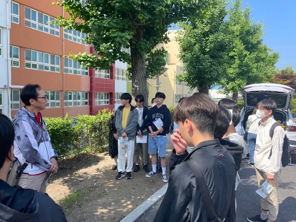  평운동기념사업회 신진균 이사장이 진주고등학교 학생들에게 형평운동의 역사와 의미에 대해 이야기를 들려주고 있다. 형평운동기념사업회는 꾸준히 지역 청소년과 시민을 대상으로 형평운동에 관한 교육을 진행하고 있다. 