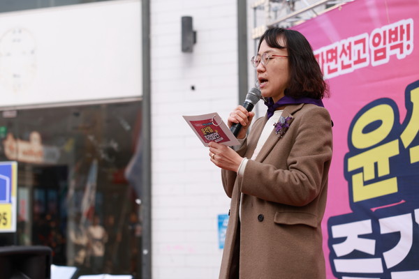 윤석열 석방 소식에 분노한 시민들, 거리로 나와 분노의 함성을 쏟아냈다.(사진제공 윤석열퇴진 진주비상행동)