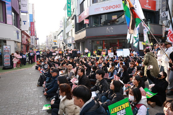 윤석열 석방 소식에 분노한 시민들, 거리로 나와 분노의 함성을 쏟아냈다.(사진제공 윤석열퇴진 진주비상행동)