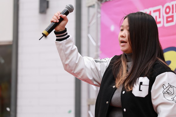  경상국립대학교 페미니즘 동아리 ‘세상의 절반’ 김정안 부회장은 단상에 올라 발언을 이어 나갔다.(사진제공 윤석열퇴진 진주비상행동)