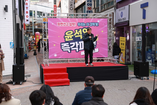 윤석열퇴진 진주비상행동 심인경 공동대표는 “사법부는 지난 12월 3일 내란의 밤부터 지금까지 무책임한 태도로 일관하고 있다”라고 지적했다.(사진제공 윤석열퇴진 진주비상행동) 