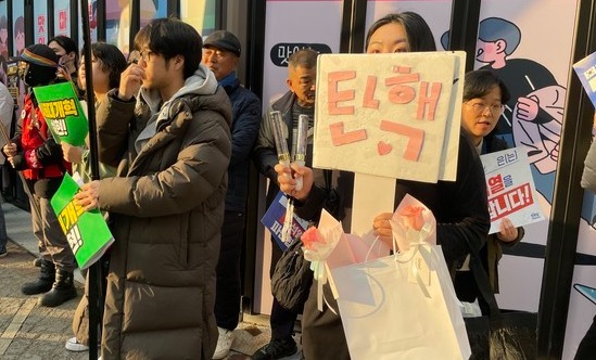 한 시민 참가자는 자신이 손수 만든 피켓을 들고 나와 집회에 참가했다.(사진 단디뉴스)