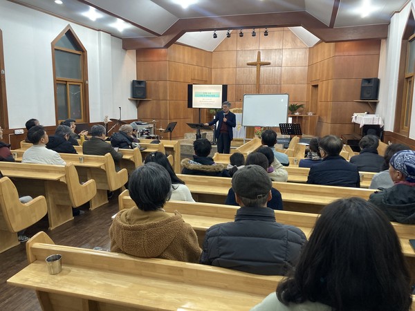 함양·산청난개발 대책위원회는 지리산 케이블카를 비롯해 함양과 산청 등 지역의 환경파괴 개발사업에 대응하기 위해 만들어진 주민들로 구성되어 있으며, 지역공동체 문화를 되살리기 위해 배움의 장을 열어가고 있다.(사진제공 함양산청난개발대책위원회)