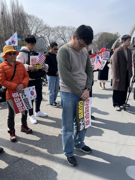 경상국립대 '자유대한민국을 수호하는 애국 경상인들' 주최로 윤석열 탄핵 반대 집회 열었다. 이들은 집회 시작전에 애국가를 제창하고, 묵념을 하기도 했다. 