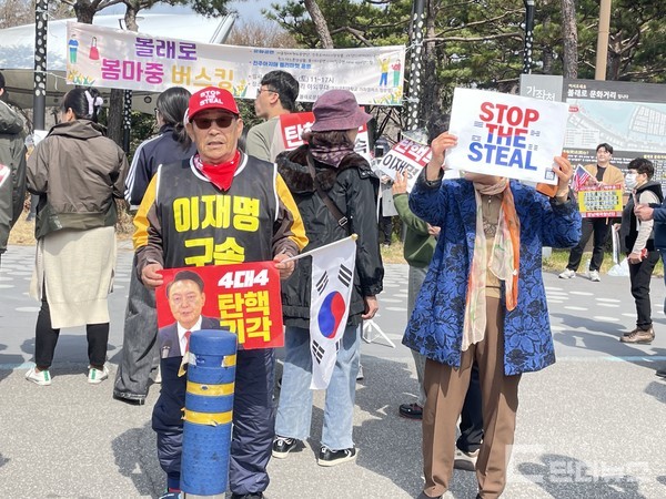 12일 12시께 경상국립대 정문에는 경상국립대 학생과 교회 신도 50여 명, 극우 유튜버들이 모여 