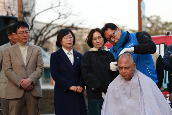 집회 시작 전 윤석열 파면을 촉구하며 이규섭(더불어민주당) 시의원이 삭발을 하며, 윤석열 파면을 촉구했다. (사진제공 윤석열퇴진 진주시민행동)