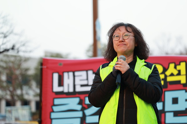 전윤경 윤석열퇴진 진주비상행동 집행위원장이 마이크를 잡고 있다. 지난(20일) 진주에서는 윤석열즉각퇴진 진주비상행동은 '윤석열 석방 규탄! 윤석열 즉각 파면! 35차 진주 시민대회'를 진주시청 광장에서 열었다.