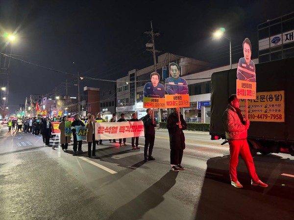 지난(20일) 진주에서는 윤석열즉각퇴진 진주비상행동은 '윤석열 석방 규탄! 윤석열 즉각 파면! 35차 진주 시민대회'를 진주시청 광장에서 열었다.(사진제공 윤석열퇴진 진주시민행동)