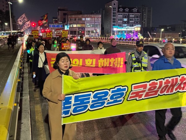 지난(20일) 진주에서는 윤석열즉각퇴진 진주비상행동은 '윤석열 석방 규탄! 윤석열 즉각 파면! 35차 진주 시민대회'를 진주시청 광장에서 열었다.(사진제공 윤석열퇴진 진주시민행동)