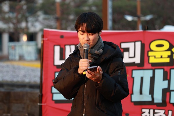 윤혁 씨는 집회에서 " 내란성 위염, 화병, 우울증, 몸살, 탈모까지 겪고 있다. 치료제는 바로 윤석열 파면이다"라고 주장했다. (사진제공 윤석열퇴진 진주시민행동)