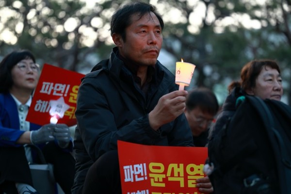 오늘(21일) 윤석열즉각퇴진 진주비상행동은 ‘윤석열 석방 규탄! 윤석열 즉각 파면! 36차 진주시민대회’가 오후 6시 30분 진주시청 광장에서 진행했다.(Ⓒ류성구)