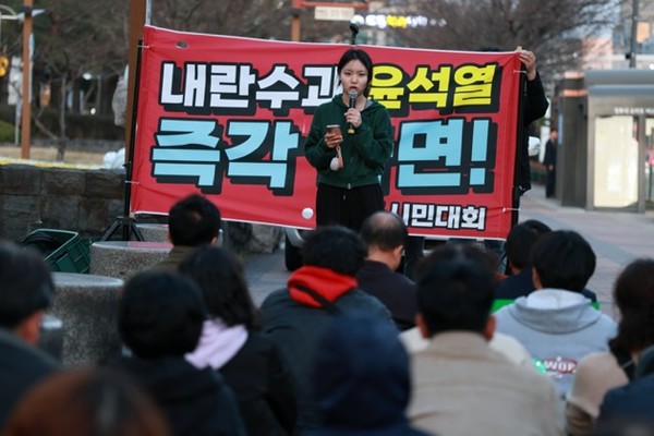 윤석열 석방 규탄! 윤석열 즉각 파면! 36차 진주시민대회 이산하 씨 발언 모습(Ⓒ류성구)