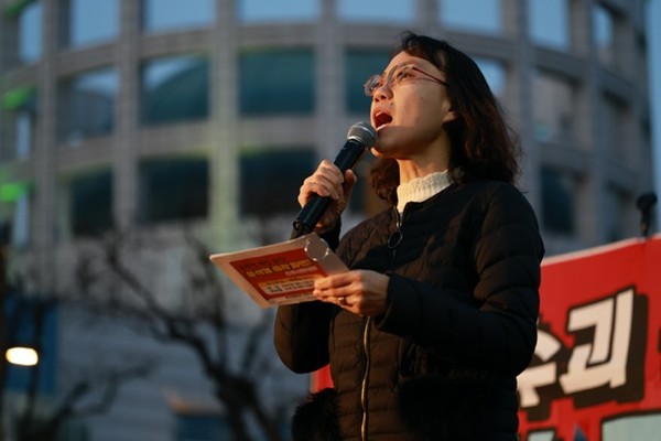 ‘윤석열 석방 규탄! 윤석열 즉각 파면! 36차 진주시민대회’에서 윤석열퇴진 진주비상행동 전옥희 대표는 이같이 말했다.(Ⓒ류성구)