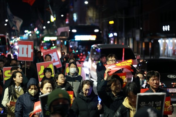 오늘(21일) 윤석열즉각퇴진 진주비상행동은 ‘윤석열 석방 규탄! 윤석열 즉각 파면! 36차 진주시민대회’가 오후 6시 30분 진주시청 광장에서 진행했다.(Ⓒ류성구)