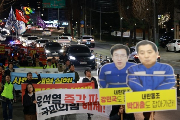 36차 윤석열 석방 규탄! 윤석열 즉각 파면! 36차 진주시민대회 거리 행진 모습 (Ⓒ류성구)