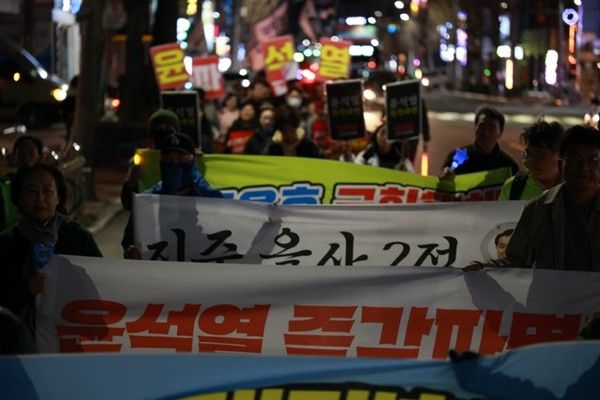 36차 윤석열 석방 규탄! 윤석열 즉각 파면! 36차 진주시민대회 거리 행진 모습 (Ⓒ류성구)