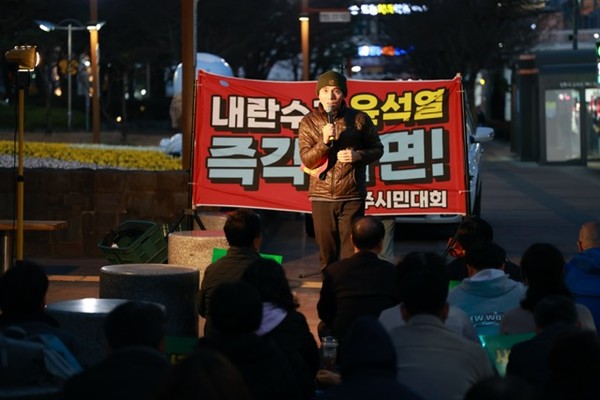 윤석열 석방 규탄! 윤석열 즉각 파면! 36차 진주시민대회 이환문 집행위원장 발언 모습(Ⓒ류성구)