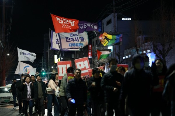 36차 윤석열 석방 규탄! 윤석열 즉각 파면! 36차 진주시민대회 거리 행진 모습 (Ⓒ류성구)