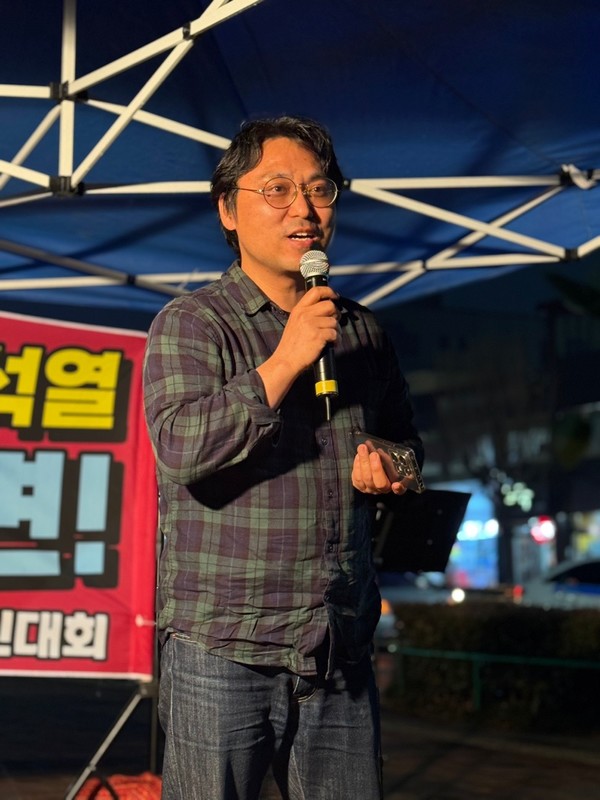 생활 정치 시민네트워크 진주같이 백인식 대표는 “계엄사 포고령 제1호는 ‘국회와 지방의회, 정당의 활동과 정치적 결사, 집회, 시위 등 모든 정치활동을 금지한다’라고 지적하며, 지방의회는 헌법 기관을 부정하고 주민자치를 억누른 위헌적 계엄에 대해서 대다수 침묵하고 있다”고 주장했다.