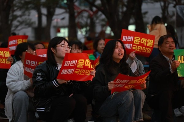지난(27일) 윤석열 즉각 퇴진 진주 비상 행동은 ‘윤석열 석방 규탄! 윤석열 즉각 파면! 41차 진주 시민대회’가 진주시청 광장에서 열렸다.