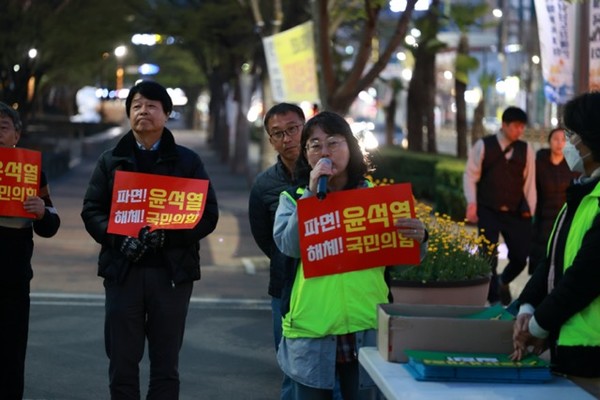 ‘윤석열 석방 규탄! 윤석열 즉각 파면! 45차 진주 시민대회' 열려(사진제공 윤석열퇴진 진주비상행동)